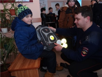 В Бугуруслане сотрудники ГИБДД провели акцию "Смайлик" для школьников