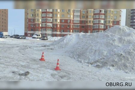 В Оренбурге машина сбила 4-летнюю девочку во дворе дома
