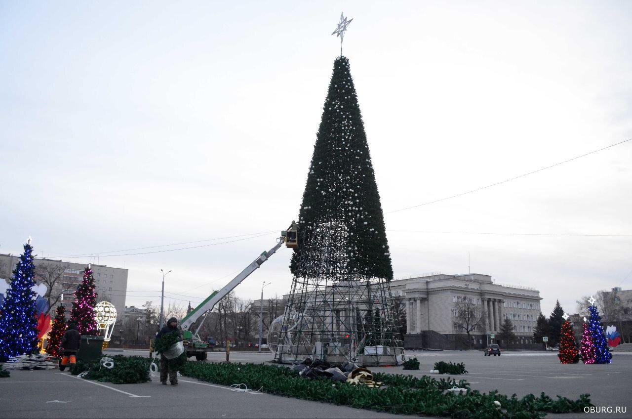 Оренбург наряжают в новогодние украшения: зимний городок с катком готов, центральную елку собирают