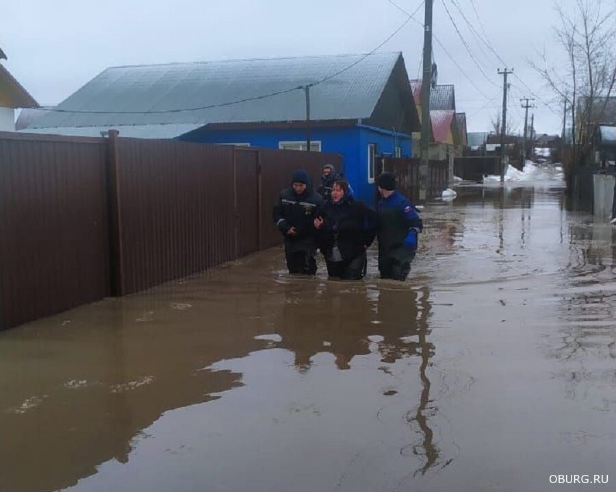 В Оренбурге продолжается борьба с паводком